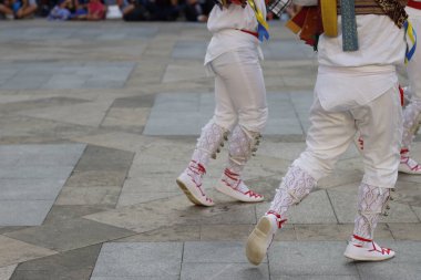 Bask halk dansları açık hava gösterisi