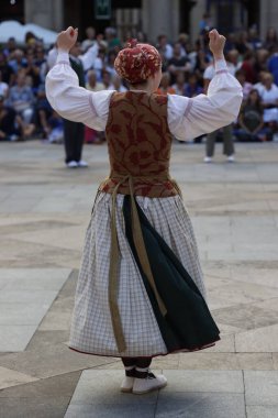 Bask halk dansları açık hava gösterisi
