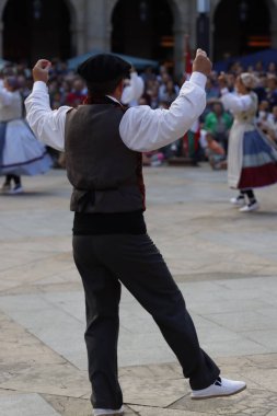 Sokakta Bask dansı festivali