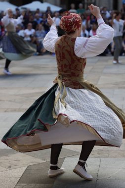 Sokakta Bask dansı festivali