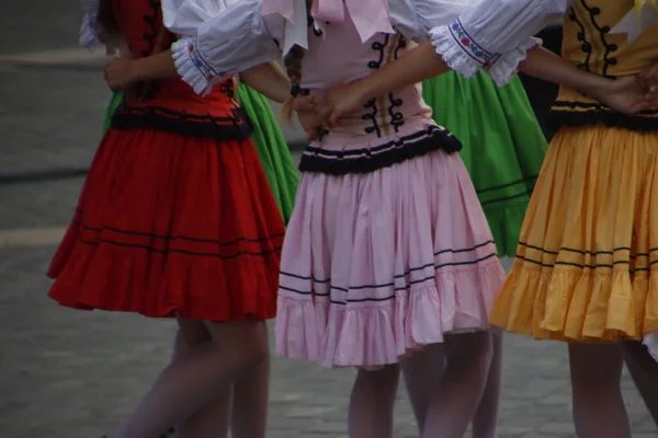 在户外音乐节上跳斯洛伐克舞 — 图库照片