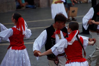 Açık hava festivalinde Slovakça dans