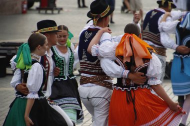 Açık hava festivalinde Slovakça dans