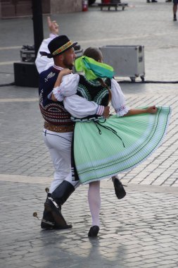 Açık hava festivalinde Slovakça dans