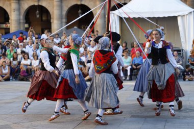 Eski Bilbao kasabasındaki Bask halk dansçıları