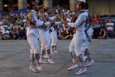 Eski Bilbao kasabasındaki Bask halk dansçıları