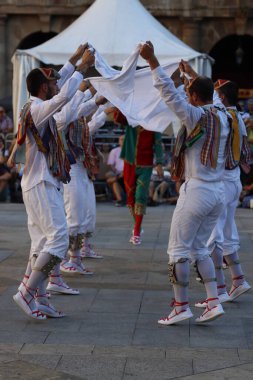 Eski Bilbao kasabasındaki Bask halk dansçıları