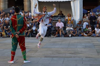 Eski Bilbao kasabasındaki Bask halk dansçıları