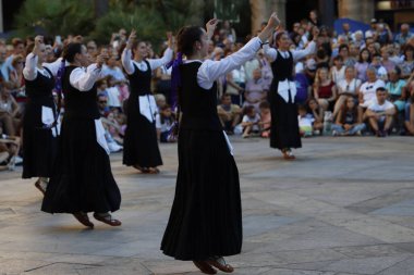 Eski Bilbao kasabasındaki Bask halk dansçıları