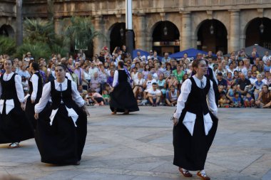 Eski Bilbao kasabasındaki Bask halk dansçıları