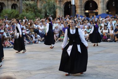 Eski Bilbao kasabasındaki Bask halk dansçıları