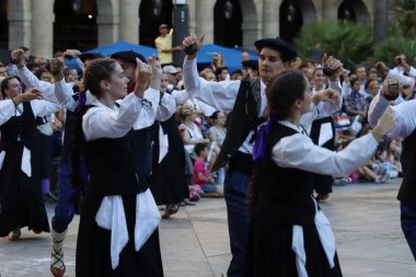 Eski Bilbao kasabasındaki Bask halk dansçıları