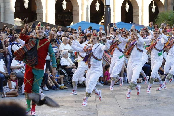 Eski Bilbao Kasabasındaki Bask Halk Dansçıları — Stok fotoğraf