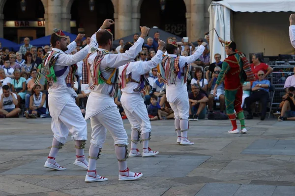 Eski Bilbao kasabasındaki Bask halk dansçıları