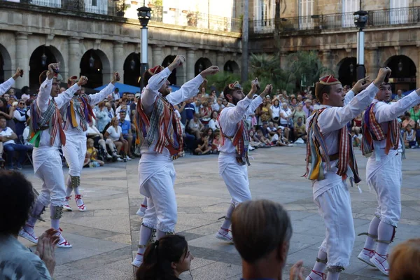 Basque Λαϊκές Χορεύτριες Στην Παλιά Πόλη Του Μπιλμπάο — Φωτογραφία Αρχείου