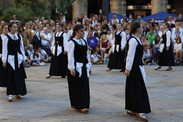 Eski Bilbao kasabasındaki Bask halk dansçıları