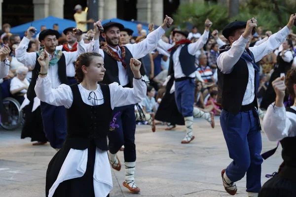 Eski Bilbao Kasabasındaki Bask Halk Dansçıları — Stok fotoğraf