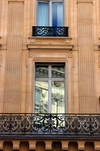 Paris 'te bir apartmanın penceresi.