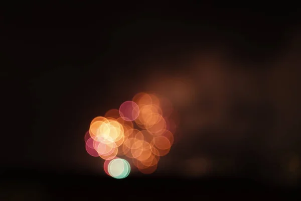 夜间有爆炸效果的烟花 — 图库照片