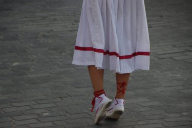 Sokakta Bask halk dansları sergisi