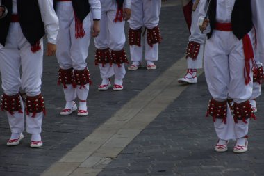 Sokakta Bask halk dansları sergisi