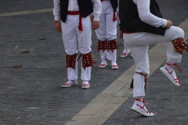 Sokakta Bask halk dansları sergisi