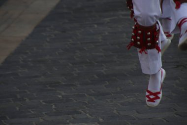 Sokakta Bask halk dansları sergisi