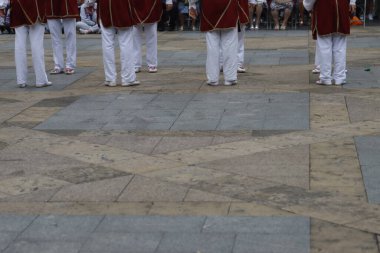 Sokakta Bask halk dansları sergisi