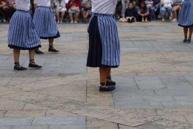 Sokakta Bask halk dansları sergisi