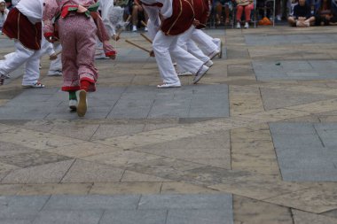 Sokakta Bask halk dansları sergisi