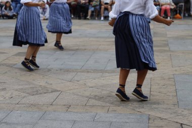 Sokakta Bask halk dansları sergisi