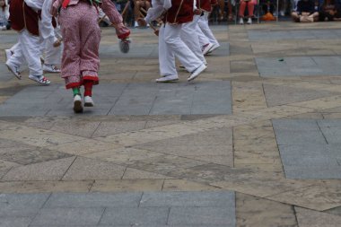 Sokakta Bask halk dansları sergisi