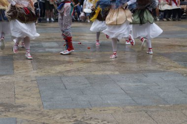 Sokakta Bask halk dansları sergisi