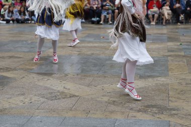 Sokakta Bask halk dansları sergisi
