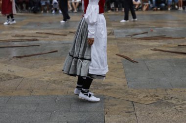 Sokakta Bask halk dansları sergisi