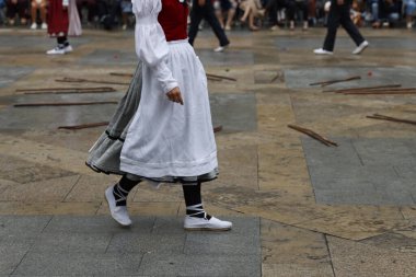 Sokakta Bask halk dansları sergisi