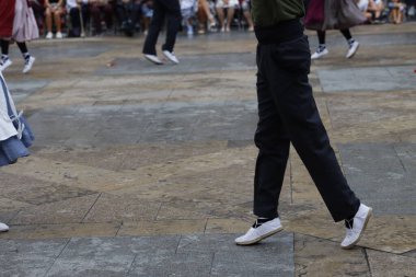 Sokakta Bask halk dansları sergisi