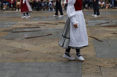 Sokakta Bask halk dansları sergisi