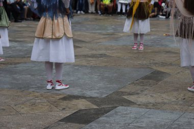 Sokakta Bask halk dansları sergisi