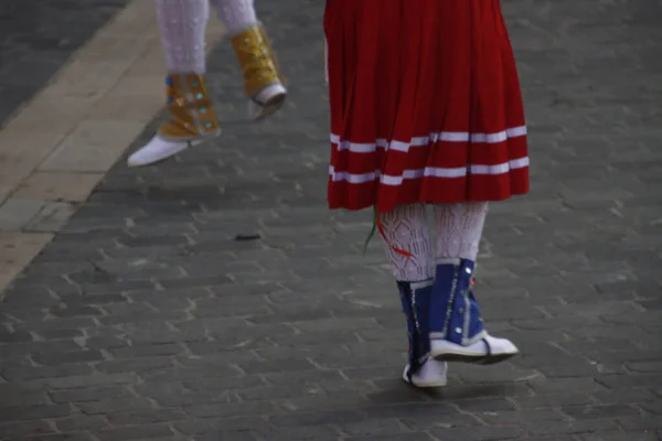 通りで行われる民俗舞踊展で — ストック写真