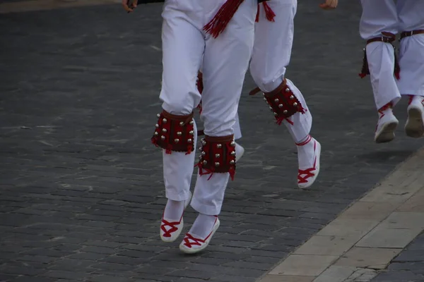 街头的巴斯克民间舞蹈展览 — 图库照片