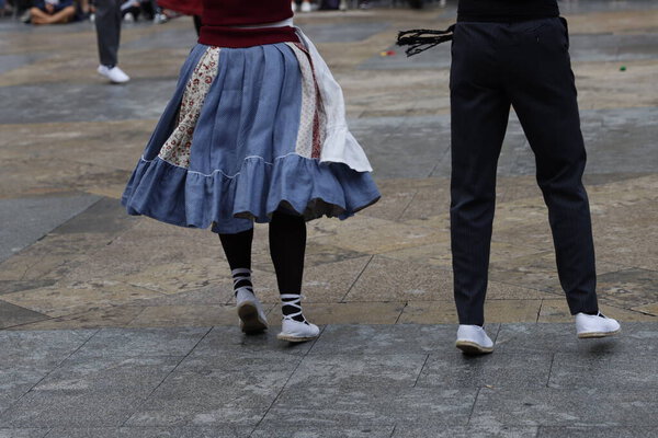 выставка народного баскского танца на улице