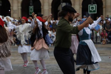 Sokaktaki basklı halk dansçıları