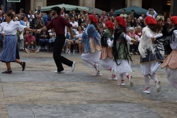 Baskiska Folkdansare Gatan — Stockfoto