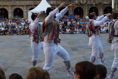 Sokaktaki basklı halk dansçıları