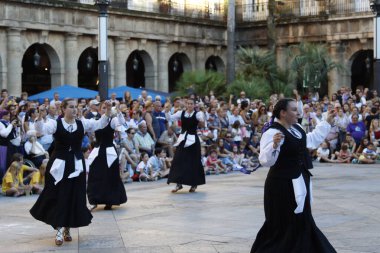 Sokaktaki basklı halk dansçıları