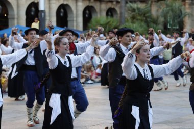 Sokaktaki basklı halk dansçıları