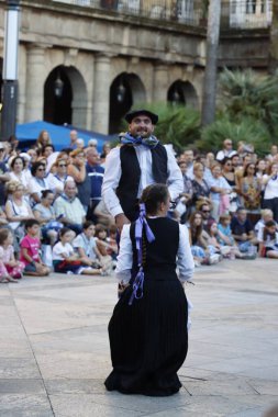 Sokaktaki basklı halk dansçıları