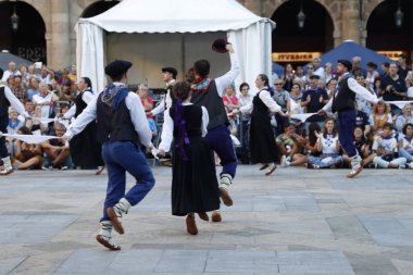 Sokaktaki basklı halk dansçıları