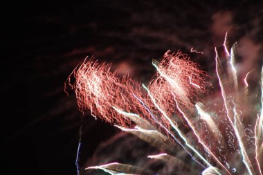 Gece gökyüzünde havai fişek gösterisi
